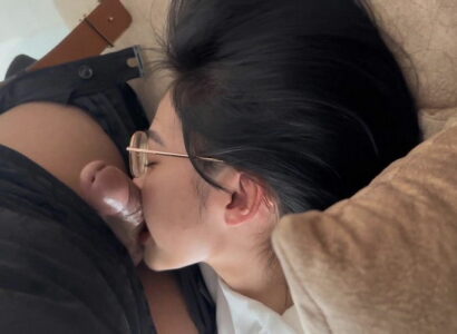 Em sinh viên kính cận mút phê quá