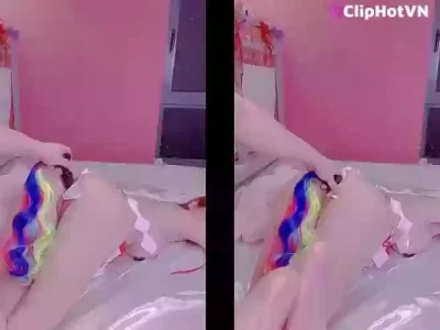 Em gái da trắng vú to gắn đuôi vào đít